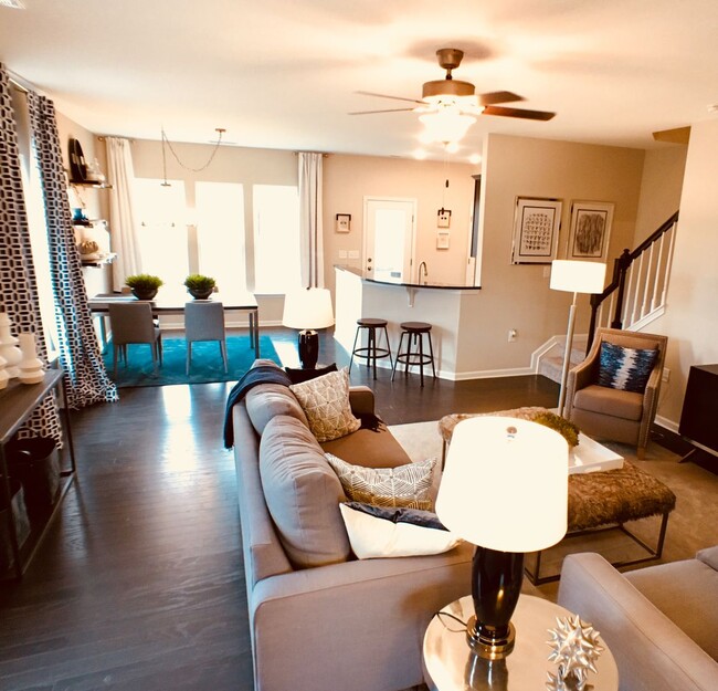 Building Photo - Stylish End-Unit Townhome in Prime Southpo...