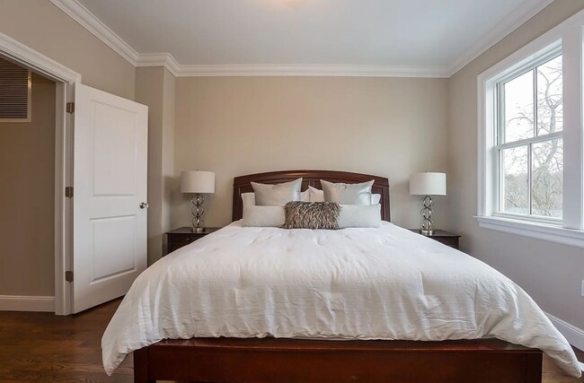 Building Photo - Luxury Townhouses