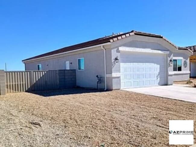 Building Photo - Spacious 4 bedroom