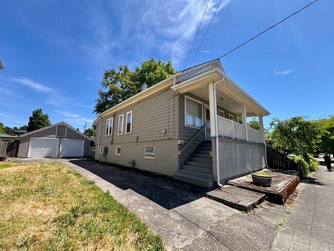 Building Photo - Charming Clinton Neighborhood Home 2 Bed 2 Bath — Close to Downtown & Division Street!