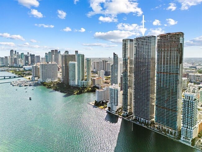 Foto del edificio - 700 NE 24th St