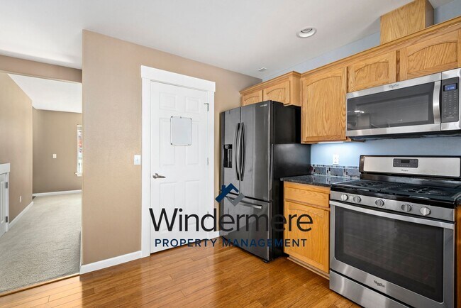 Building Photo - Beautiful 4 bedroom 2.5 bathroom home on large lot