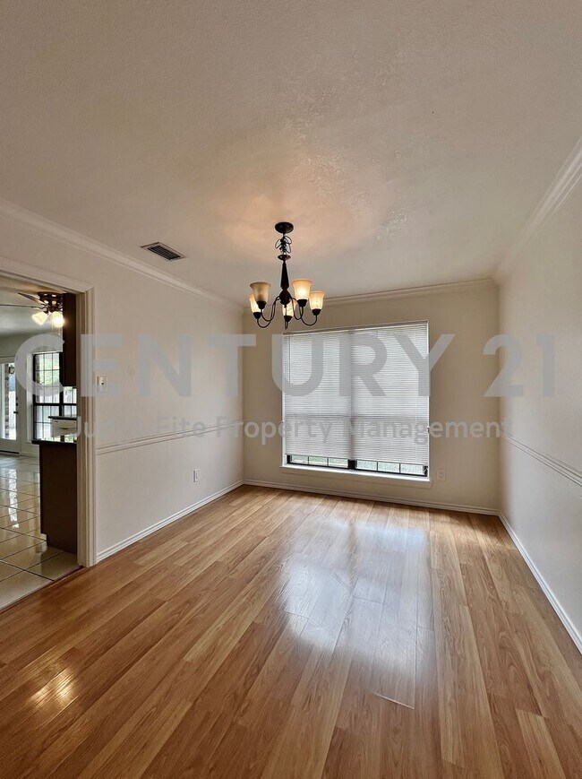 Building Photo - Stunning 2-Story 4/2.5/2 With Fireplace In...