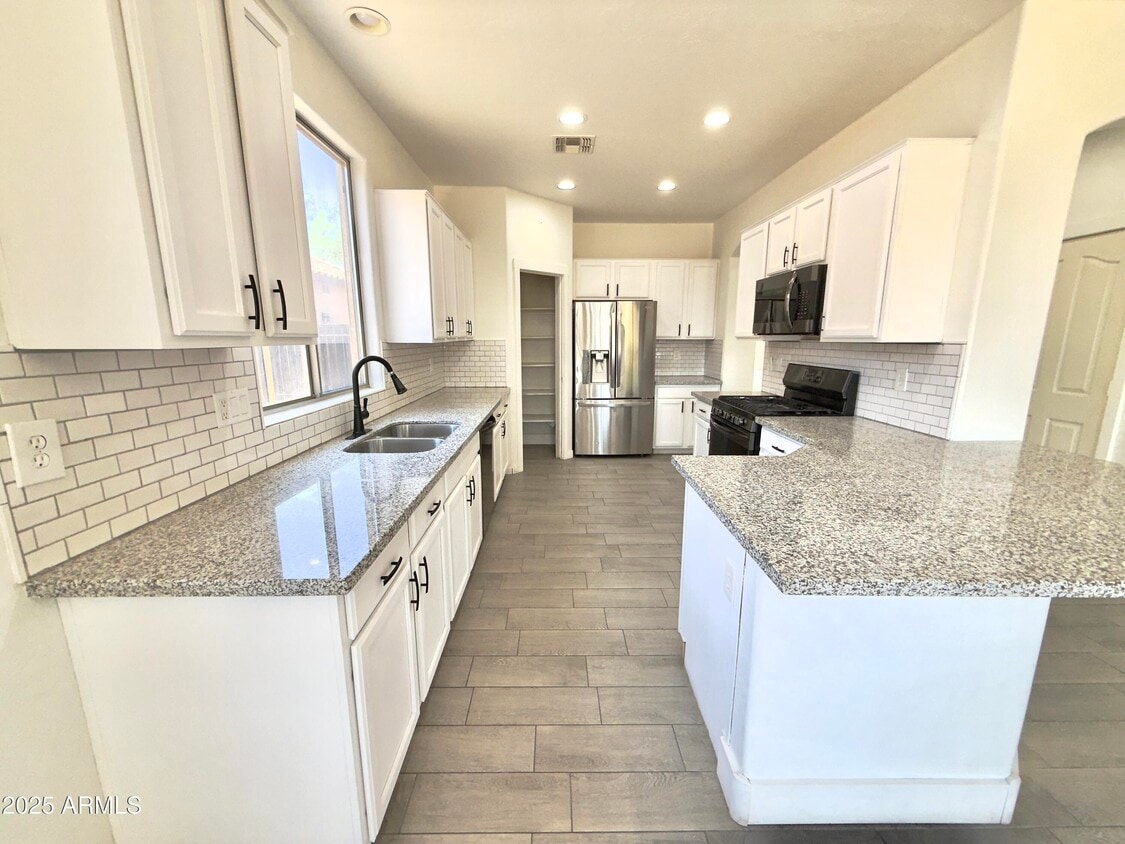 Primary Photo - 7116 W Sophie Ln