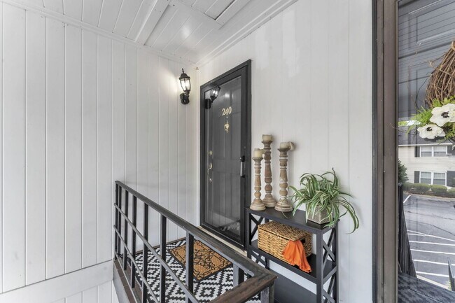Building Photo - Beautiful 2-Bed, 2-Bath Condo with Elegant...