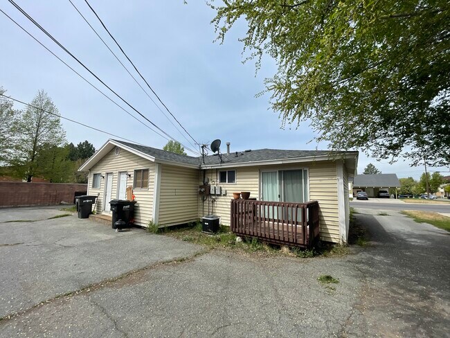 Vista trasera - 1768 N Riverside Ave