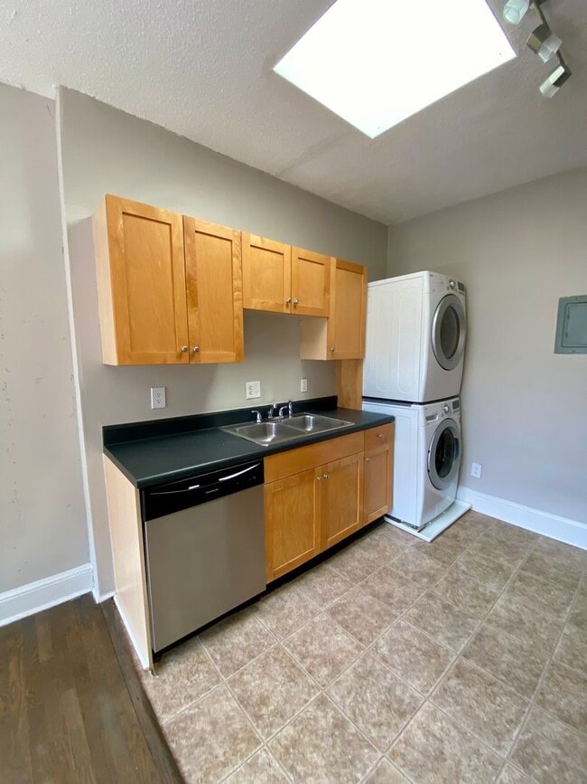 Photo - Two Bedroom/One Bathroom, Top Floor Minutes From Beltline Apartment