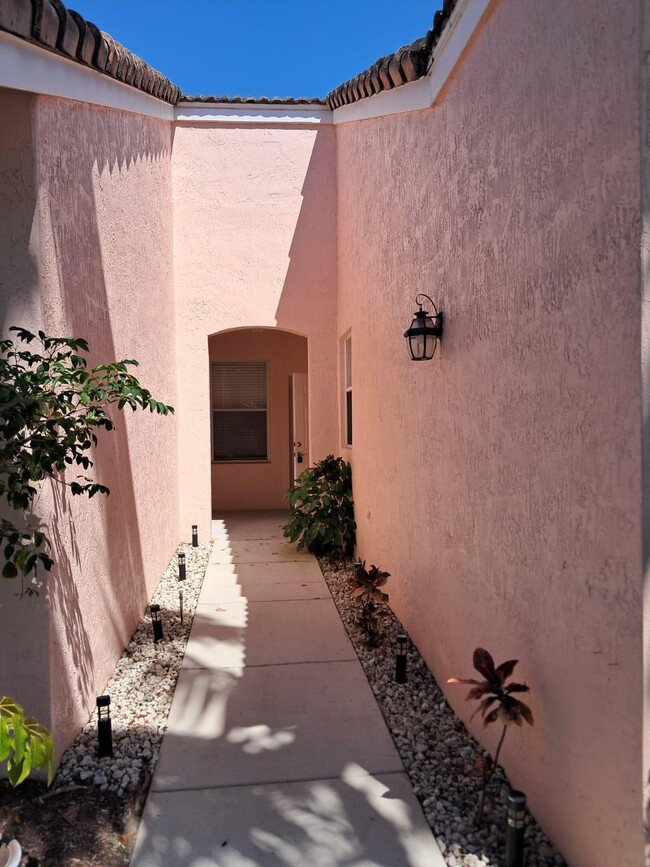 Foto del edificio - 223 E Coral Trace Cir