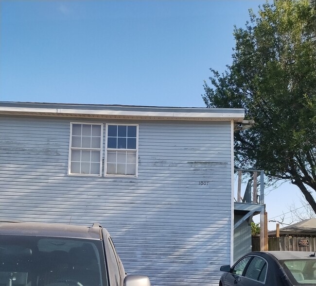 Building Photo - 1007 W Matz Ave