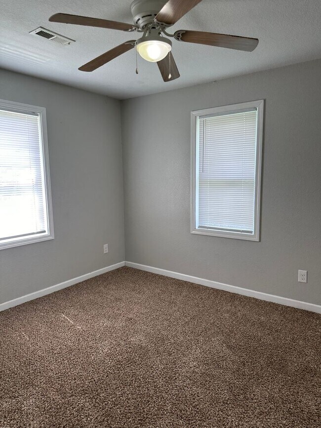 Foto del edificio - COMING SOON: 3 bedroom, 1 bathroom home lo...