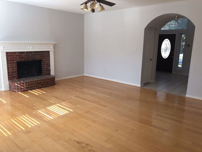 Foto del edificio - 5 Bedrooms in Richardson!