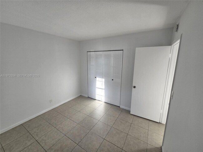 Foto del edificio - 8750 Royal Palm Blvd