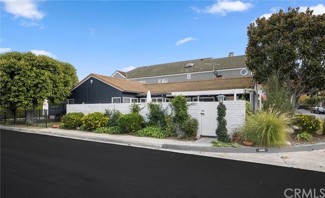 Building Photo - 2571 Vista Dr