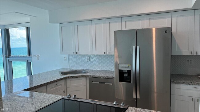 Building Photo - 2 br, 2 bath Condo - 2655 Collins Ave Apt ...