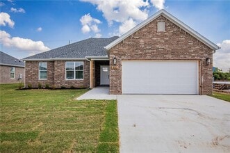 Building Photo - 300 White Oak St