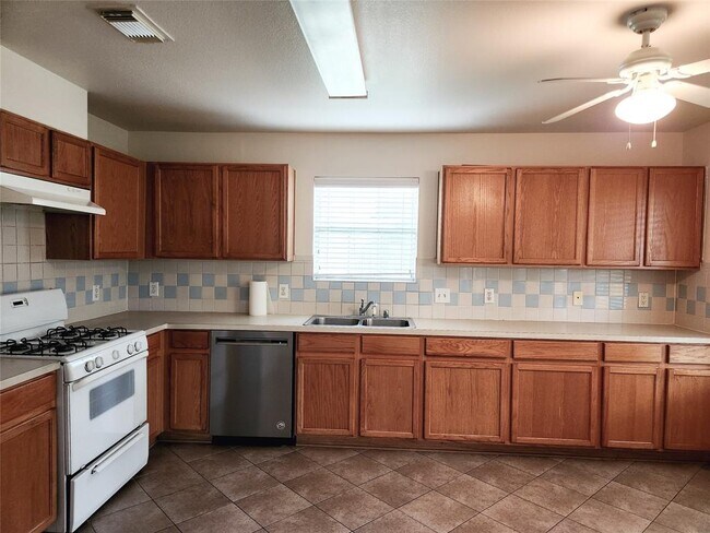 Foto del edificio - 9318 Windswept Grove Dr