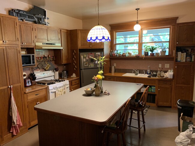 Kitchen - 1829 13th Ave S