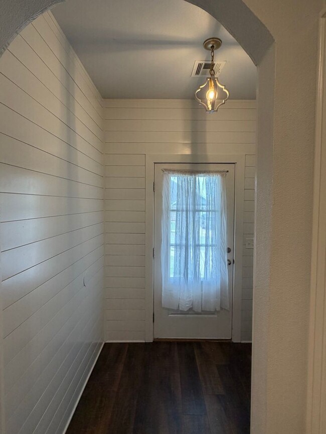Foto del edificio - Beautiful craftsman home in highly desirable neighborhood