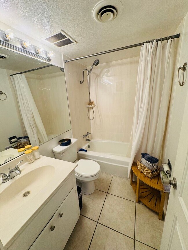 Building Photo - Fully Furnished 1 Bedroom Condo in Gated Community – Flexible Lease Terms Available!