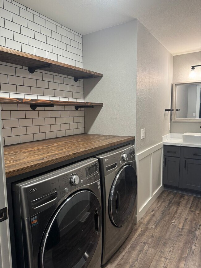 Building Photo - Beautifully Upgraded 3-Bedroom Home on a S...