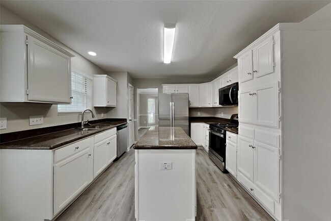 Building Photo - 17902 Western Pass Ln