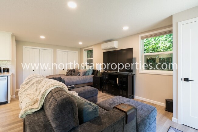 Building Photo - Charming Studio Apartment in First Additio...