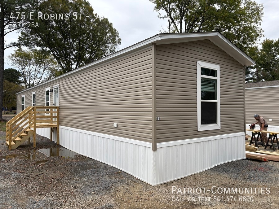 Primary Photo - 475 E Robins St