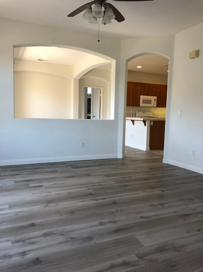 Building Photo - 641 Sumner Way