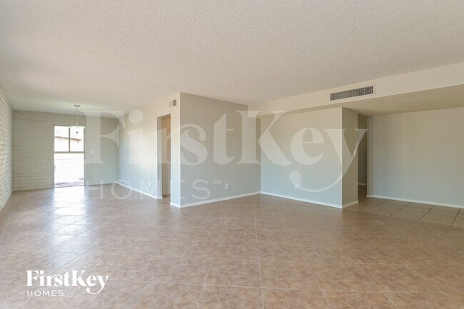 Foto del edificio - 680 N Mann Ave