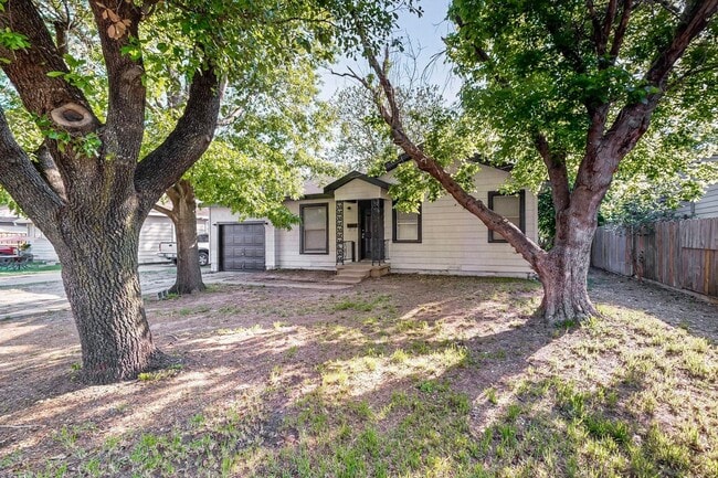 Foto del edificio - Charming 2-Bedroom Cottage with Big Backyard