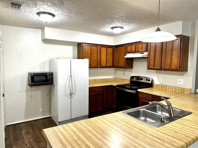 Foto del edificio - 13322 Oak Ledge Dr