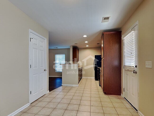 Foto del edificio - 409 Lakewind Dr