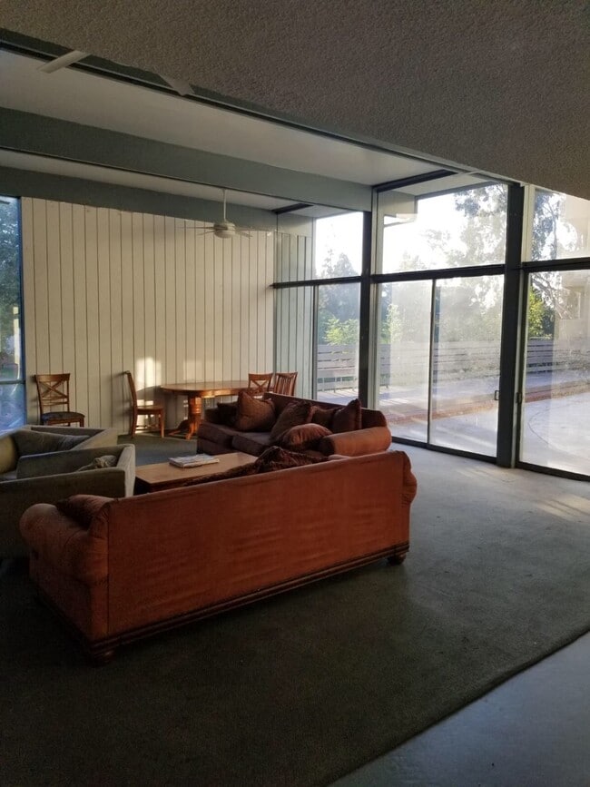 Common area living room - 515 Gayley Ave