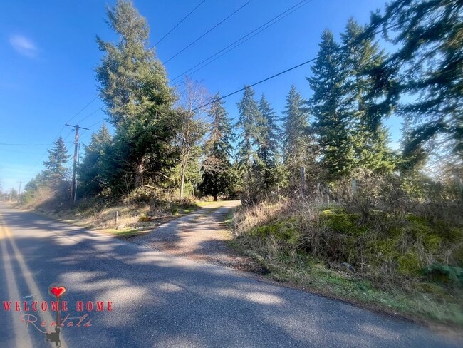 Building Photo - Unique opportunity - Bring your horses!