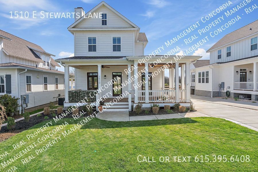 Primary Photo - Gorgeous Modern Farmhouse inside City Limits