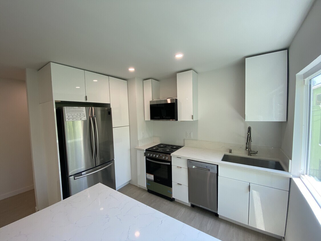 Foto principal - 2441 N Beachwood Dr