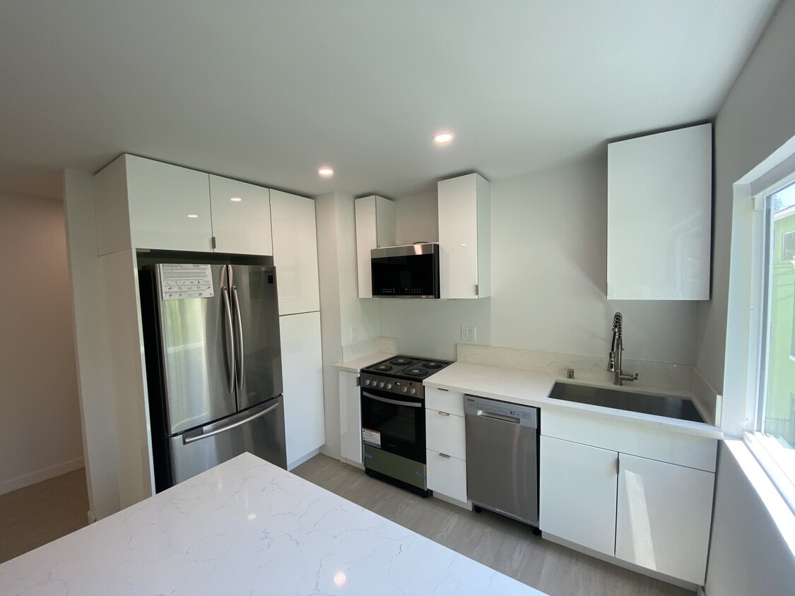 Primary Photo - 2441 N Beachwood Dr