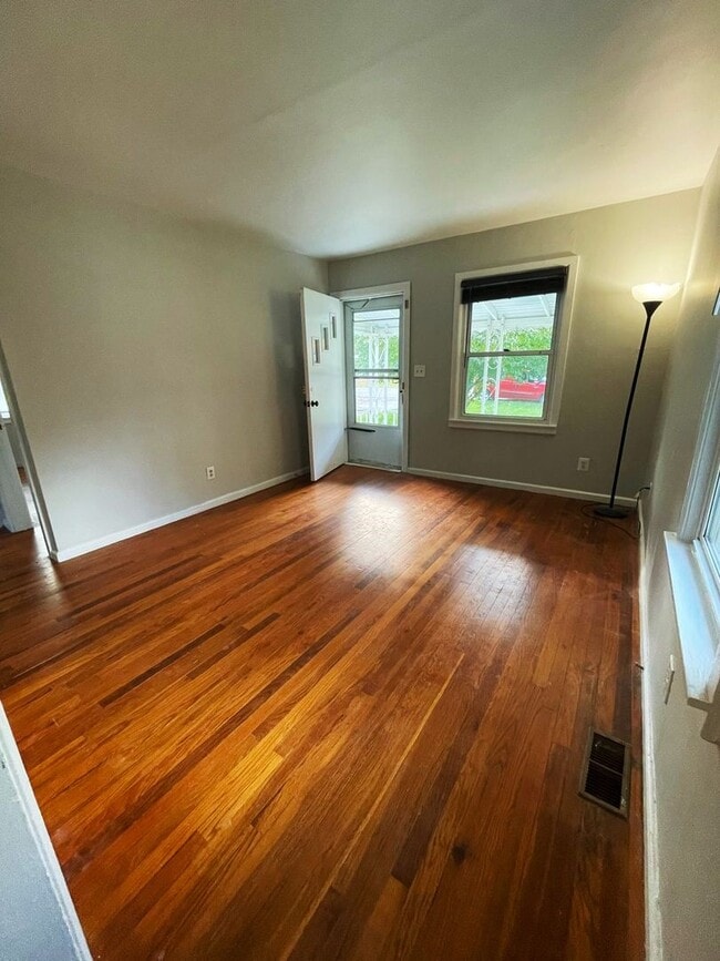 Building Photo - Darling Home near Depot Town! Flexible Mov...