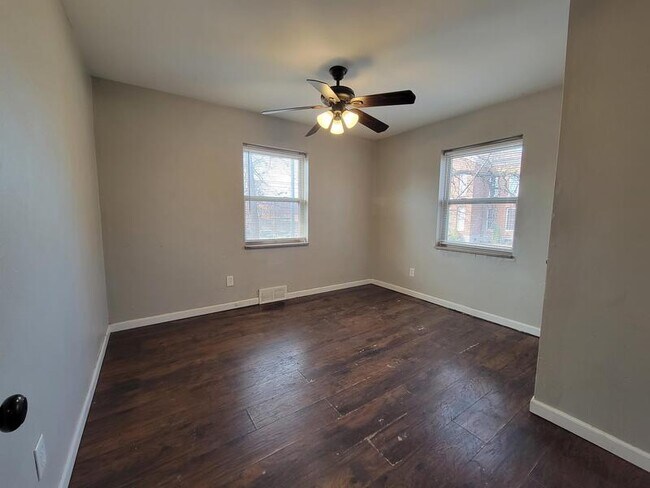 Building Photo - 321-325 Iron St