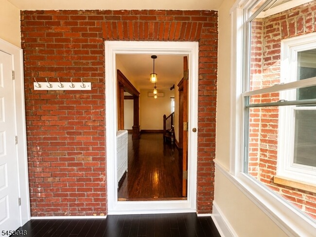 Building Photo - 2 Cloverhill Pl