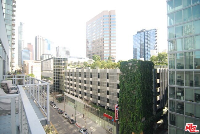 Foto del edificio - 645 W 9th St