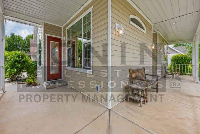 Building Photo - 1119 Daisy Ln