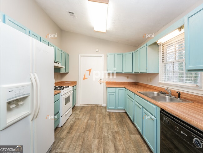 Building Photo - 667 Rae Dr SW