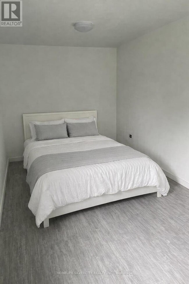 Building Photo - 845 Colborne St E