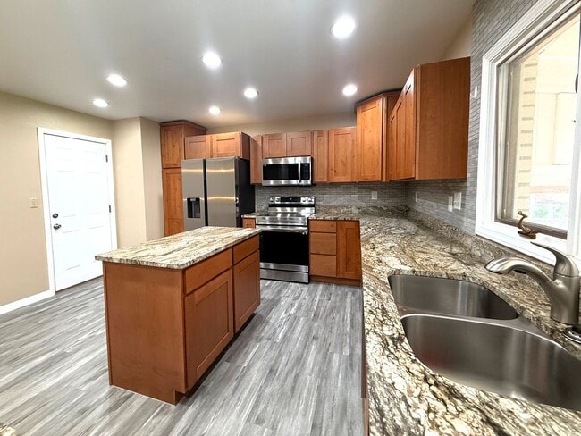 Building Photo - Newly remodeled 5 bedroom, 3 bath ranch style home