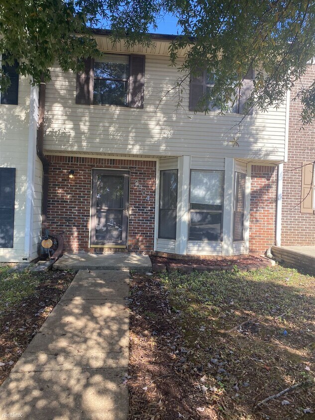Building Photo - 2504 Hampstead Dr