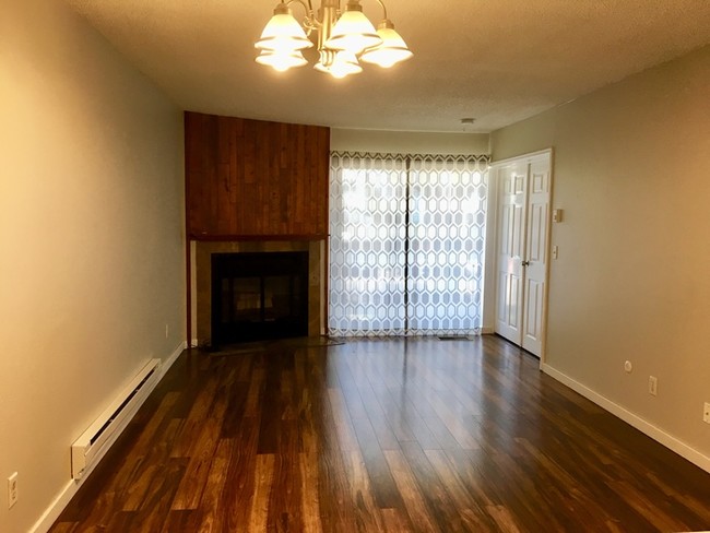 Building Photo - Beautiful Condo in Aurora