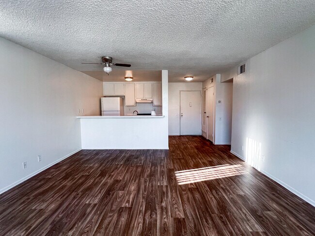 Foto del edificio - 1400 E Palm Canyon Dr