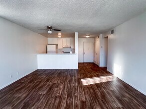 Building Photo - 1400 E Palm Canyon Dr