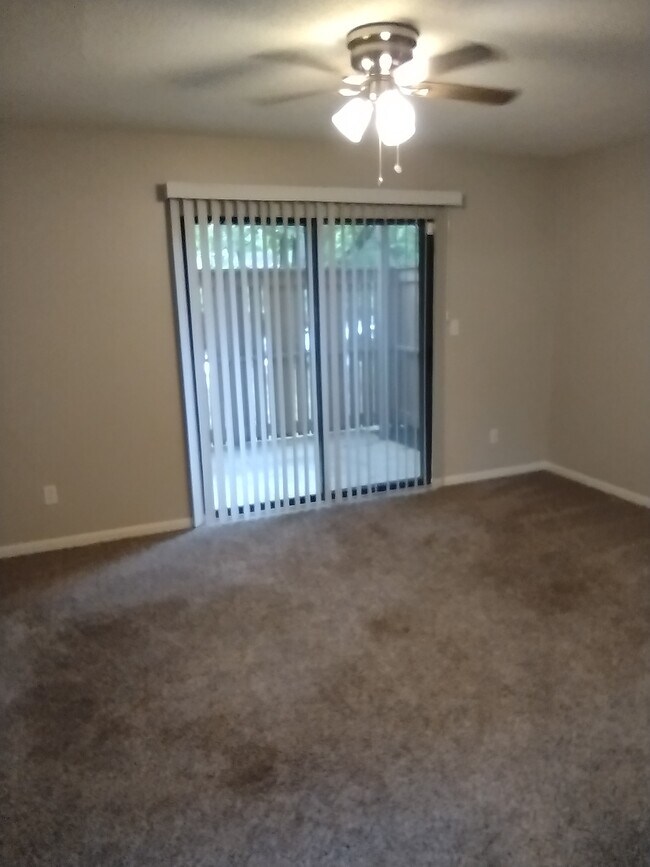Foto del edificio - 1445 Riverwood Ct